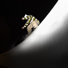 Betongledge vid parkeringsgarage. Foto: Daniel a.k.a&amp;quot;Gamen&amp;quot;. &Aring;kare: Micke F&auml;ltmarsch.