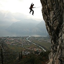 Lite falltr&auml;ning p&aring; klipporna ovanf&ouml;r Gardasj&ouml;. Foto: Jonas Ahlman. &Aring;kare: Anders Wilson.