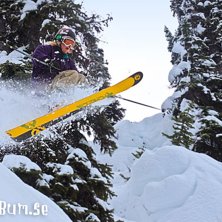 Pow pow cliff drop. Foto: David Roxendal. &Aring;kare: Joshua Roxendal.