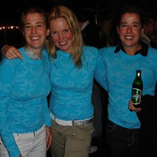 Foto: Stefan Brod&eacute;n. &Aring;kare: Tvillingarna Sj&ouml;lander p&aring; var sin flank om Karen Misvaer if&ouml;rda Kari Traa&amp;#039;s h&auml;rliga tr&ouml;jor.