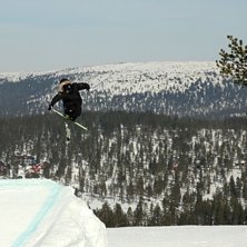 Bror l&auml;gger fina nosemutar.. Foto: Johan S&ouml;derlund. &Aring;kare: Daniel S&ouml;derlund.