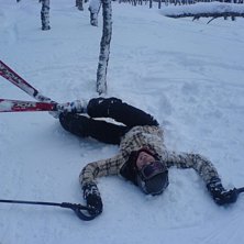 En glad Frida i skogen hade sv&aring;rt att ta sig upp . Foto: Malin Pehrson. &Aring;kare: Frida Christensen.