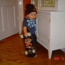 Pappa n&auml;r kommer sn&ouml;n s&aring; jag f&aring;r &aring;ka skidor. Foto: pappa. &Aring;kare: Theo.