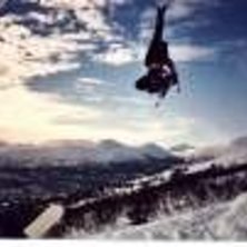 Oskar hoppar h&ouml;gt.... Foto: Hannes Perder. &Aring;kare: Oskar Jansson.