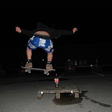 Ollie &ouml;ver en lastpall + en cola flaska &amp;lt;:. Foto: Roberto Alvarez. &Aring;kare: Anders Gr&auml;nnsj&ouml;.