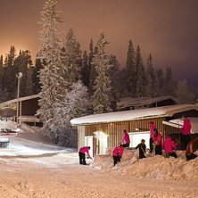 Hej, vi skottar ihop en sn&ouml;bar i magiskt ljus.. Foto: Hedda Berander. &Aring;kare: Skiweek-g&auml;nget.