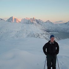 Snart uppe... Higravtind och Geitgaljen i 
bakgru. Foto: Sara Widell. &Aring;kare: Josefin Sandgren.