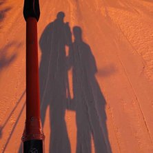 Solnedg&aring;ng i bakgrunden och tr&aring;kigt i liften.