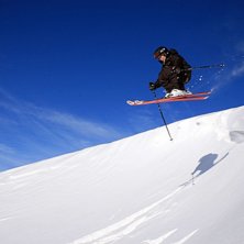 Andr&eacute; Vik tar luft &ouml;ver en vinddriva, och hinner. Foto: Jonas Emilsson. &Aring;kare: Andr&eacute; Vik.
