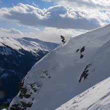 H&ouml;ll p&aring; att landa i klippan nere till v&auml;nster, . Foto: Stina Johansson. &Aring;kare: Daniel Chapuis.