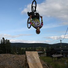 13 &aring;r gammal k&iacute;lle g&ouml;r backflip p&aring; cykel.. Foto: Tim Westerlund. &Aring;kare: Adam Strandberg.