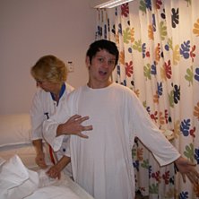 Operation, ta ut titanplatta och skruvar.. Foto: Far. &Aring;kare: sez.