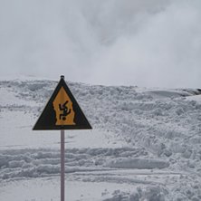 En skylt innan stupet uppe p&aring; Plan mesion i cervi. Foto: Christian rossing.