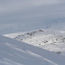 Criss sveper ner mot Nordalsfj&auml;llets sadel en tid. Foto: Johan Pettersson. &Aring;kare: Criss &amp;quot;New School&amp;quot; Larsson.
