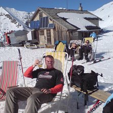 Micke fl&auml;skar i sig ytterligare en &ouml;l. Foto: HC Schulze. &Aring;kare: Mikael Svensson.