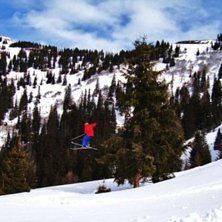 Stor kick mellan tv&aring; granar. Foto: Henrik Hoff Str&ouml;m. &Aring;kare: Philip Gertzell.