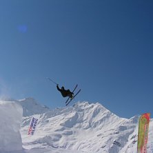 str&auml;cker mig efter en grab p&aring; en corkad 720 i re. Foto: Bello. &Aring;kare: Jonathan Skogh.