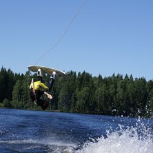 wakecamp:)     ja g&ouml;r en backroll. Foto: nicklas. &Aring;kare: ludvig gustafsson.