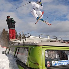 sk&ouml;n dag n&auml;r vi slet upp en folka buss i backen . Foto: Lisa Johansson. &Aring;kare: Fredrik Grut Jonsson.