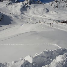 Den 5-10 minuter l&aring;nga hiken upp fr&aring;n sl&auml;plifte. Foto: Powder Department Stubaier Gletscher.