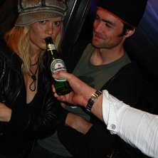 Foto: Stefan Brod&eacute;n. &Aring;kare: Man skall inte neka n&auml;r Ted bjuder p&aring; &ouml;l Sara.