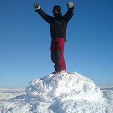 V&auml;l p&aring; toppen bl&aring;ste det en del. Foto: Lukas Borgemo. &Aring;kare: Cristofer Said.