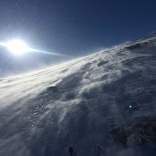 En bl&aring;sig men str&aring;lande dag p&aring; v&auml;g upp p&aring; Hel.