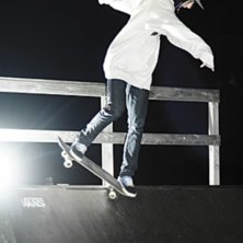 liten skate session i den m&ouml;rka natten. Foto: Ollie Nordh. &Aring;kare: David Kjellstrand.