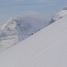P&aring; v&auml;g uppf&ouml;r Kebnetjokka. Foto: Anders Palm. &Aring;kare: Erik Fors, Stefan H&auml;gnesten och Mattias Wesslau.