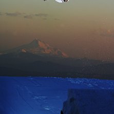 Jon Olsson, en solnedg&aring;ng, ett bra hopp. Tre para. Foto: Mattias Fredriksson. &Aring;kare: Jon Olsson.