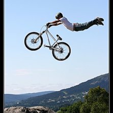 Superman i slopstylen under Mayhemveckan i &Aring;re 20. Foto: Kjell Holtenkrans. &Aring;kare: Mayhem 2007.