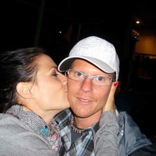 Jill Jonsson kysser mig p&aring; kinden...
Helt sagoli. Foto: Karl-Johan Andersson. &Aring;kare: Jag &amp;amp; Jill Jonsson.