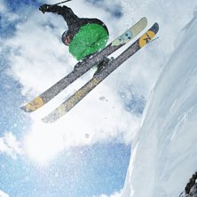 Hoppar en klippa, Jacob ligger under.. Foto: Jacob Bengtsson. &Aring;kare: Jonathan Claar.