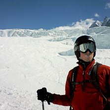 Pos&eacute; framf&ouml;r Les Serac. Foto: UCPA. &Aring;kare: Johan Frykendahl.