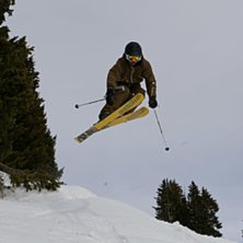 Sk&ouml;n ledig dag i backbowlsen med backcountry hopp. Foto: Maria Lundin. &Aring;kare: Henrik Blom.