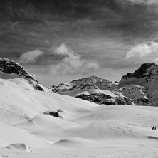 Berg &auml;r stora, m&auml;nniskor &auml;r sm&aring;.. Foto: Per H&auml;gerstr&ouml;m. &Aring;kare: Ok&auml;nt.