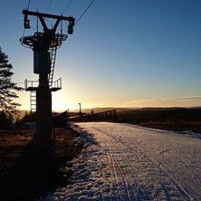V&aring;rskid&aring;kning med m&auml;ktig soluppg&aring;ng. Foto: Andreas Isaksson.
