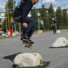 Hoppar &ouml;ver en sten. Foto: Simon Berggren. &Aring;kare: Philip.