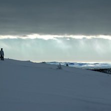 H&auml;rlig bakgrundsljus p&aring;v&auml;g ut till en offpistre. Foto: Pontus Thulin. &Aring;kare: Sebastian Bran&ouml;.