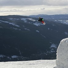 Slovenen Matevz Petek i ett ganska stort hopp unde. Foto: adam martell. &Aring;kare: matevz petek.