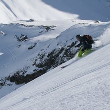 Johan l&auml;gger en sv&auml;ng som g&ouml;r allt annat &auml;n on. Foto: Carl Lannerstad. &Aring;kare: Johan Hasslow.