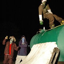 Man kan inte ens &aring;ka snowboard utan att gangsters. Foto: Dennis Ylikangas. &Aring;kare: Erik Lindhe.