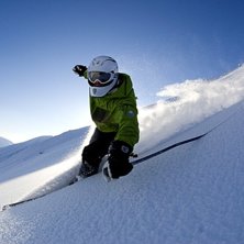 Maxe l&auml;gger en stor sv&auml;ng en solig dag i Kirovsk. Foto: Mats Kahlstr&ouml;m [www.matskahlstrom.se]. &Aring;kare: Maximilian Mohlkert.