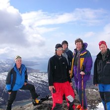 Efter kl&auml;ttring p&aring; kamen mot m&ouml;rkh&aring;la, sm&ouml;r&aring;. Foto: Thomas Nilsson. &Aring;kare: Deloitte freeride team.