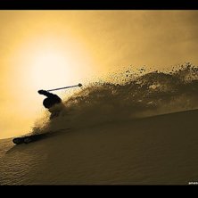 Karin l&auml;gger en sv&auml;nger upp ett or&ouml;rt sn&ouml;f&auml;lt. Foto: Mattias Johansson. &Aring;kare: Karin Lissola.