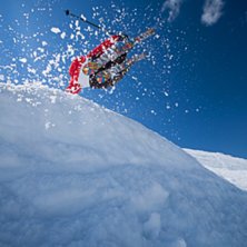 Handplant opp en liten sn&oslash;haug!!. Foto: Peder Svardal. &Aring;kare: Bendik &Oslash;ye.