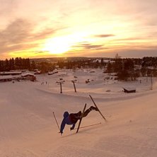Hoppar med l&auml;ngdskidor under ett tr&auml;ningsl&auml;ger . Foto: Gustav Johansson. &Aring;kare: Anton &Aring;str&ouml;m.