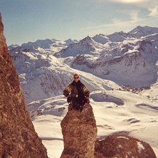 Vid syn&aring;len i val d&acute;Isere finns den h&auml;r klippan. Foto: Erik Trang&auml;rd. &Aring;kare: Martin Nyblad.