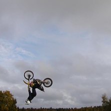 Fred under ett av de f&ouml;rsta backflip f&ouml;rs&ouml;ken s. Foto: becka johasson. &Aring;kare: Fredrik johansson Fredd.
