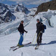 Glacier Backcoubtry ski-run 11km - across the glac. Foto: Udo. &Aring;kare: Martin (on the left) and Maik (on the right).